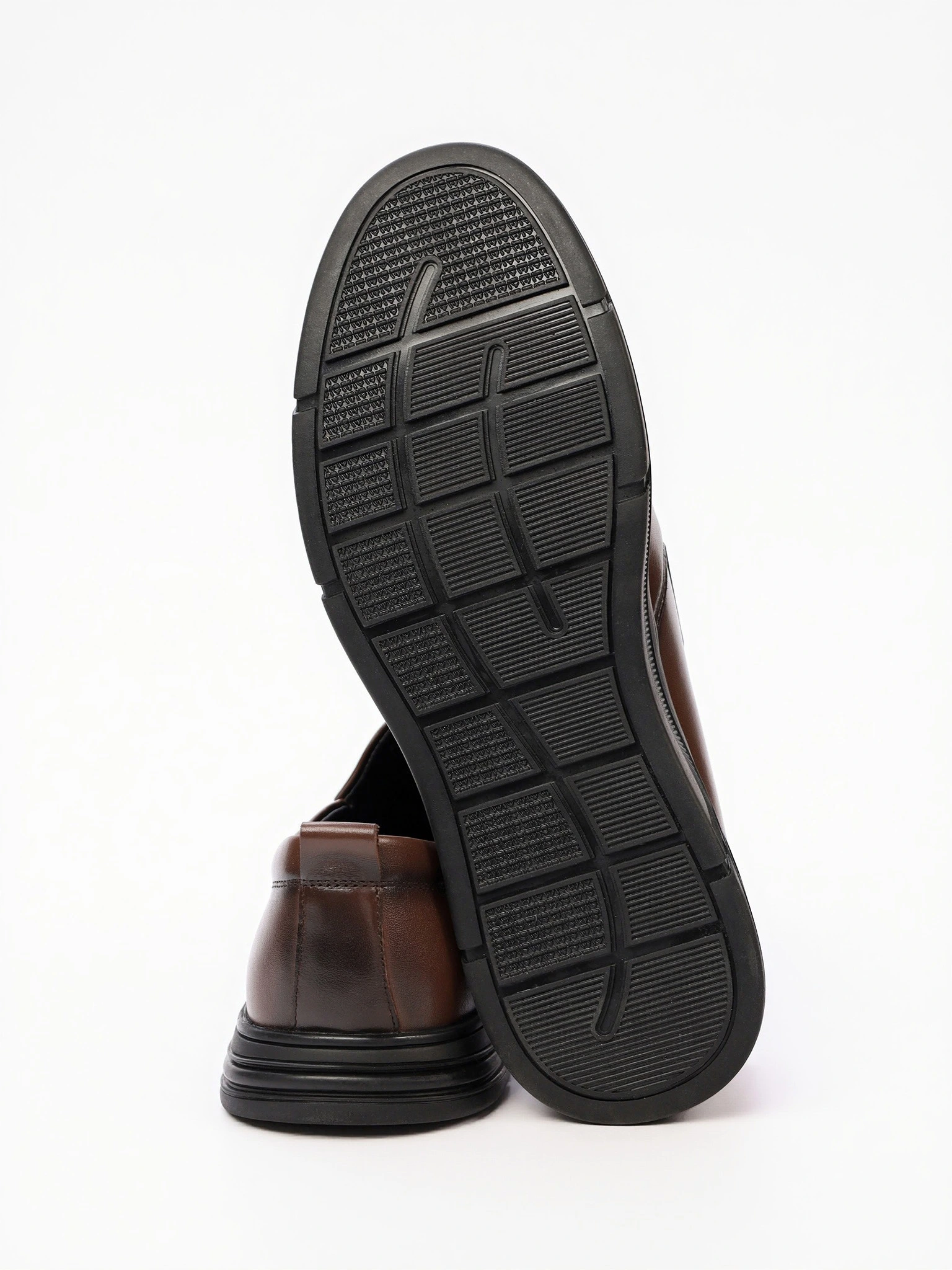 Туфли коричневого цвета с эластичными вставками